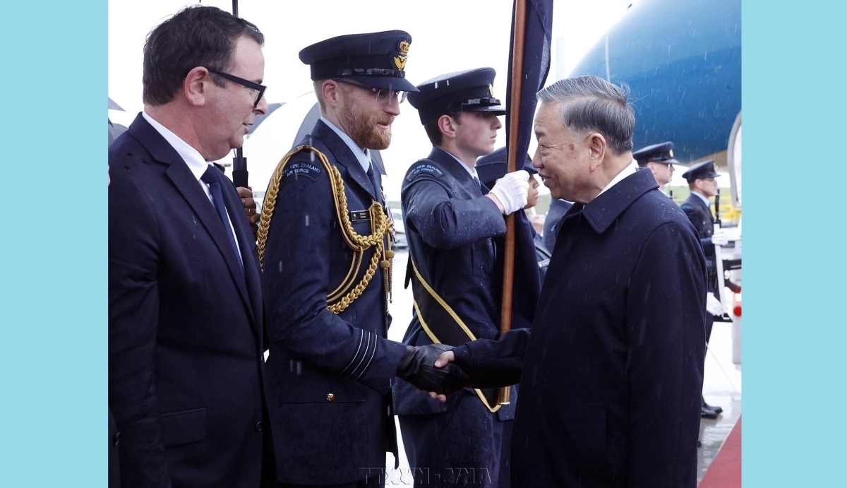 New Zealand officials welcome Party General Secretary and State President To Lam at Auckland International Airport (Photo: Thong Nhat/VNA)