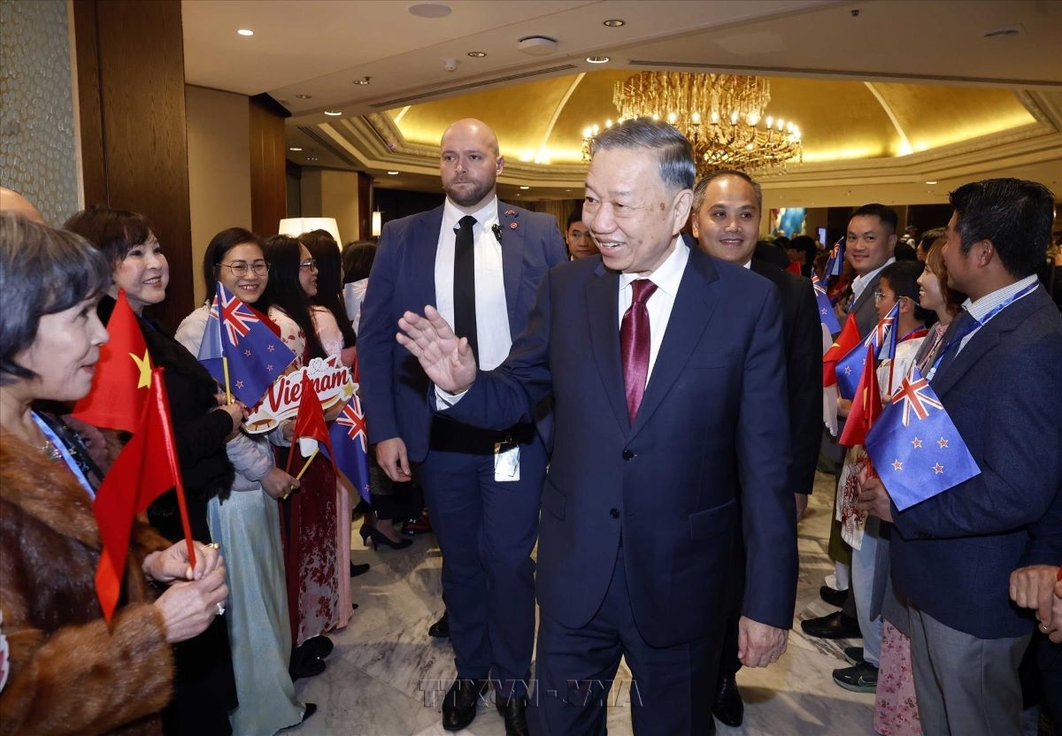 Embassy officials and staff, along with representatives of the Vietnamese community in New Zealand, welcome Party General Secretary and State President To Lam (Photo: Thong Nhat/VNA)