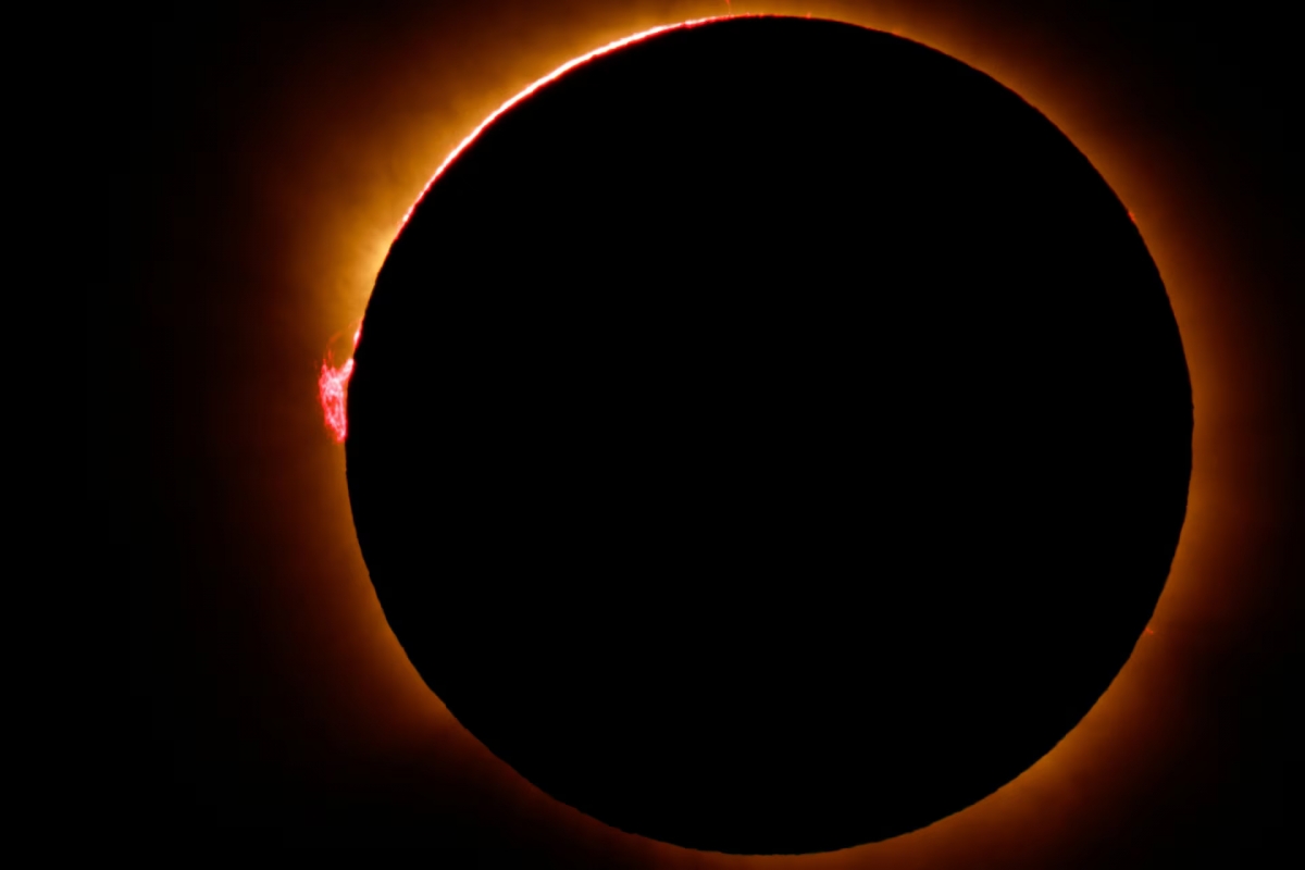 2026年8月12日、スペイン・アリハで観測された皆既日食。月が太陽を完全に覆った（写真：REUTERS/Borja Suarez）