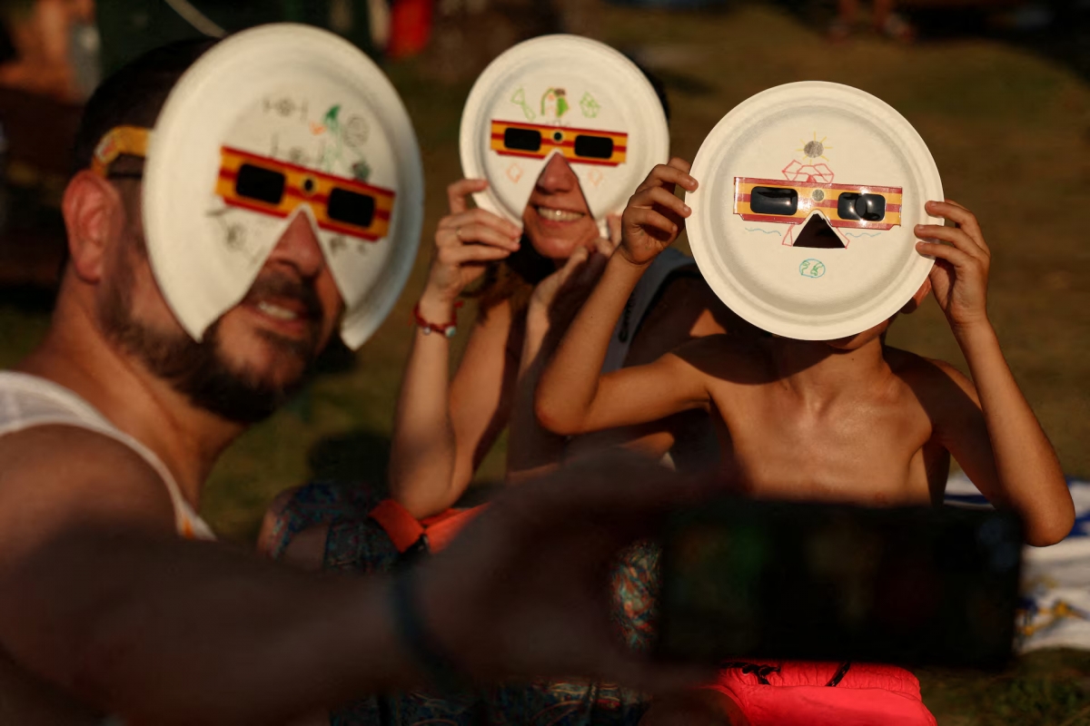 スペイン・ブイトラゴ・デル・ロソヤで皆既日食を観測する人々（写真：REUTERS/Susana Vera）
