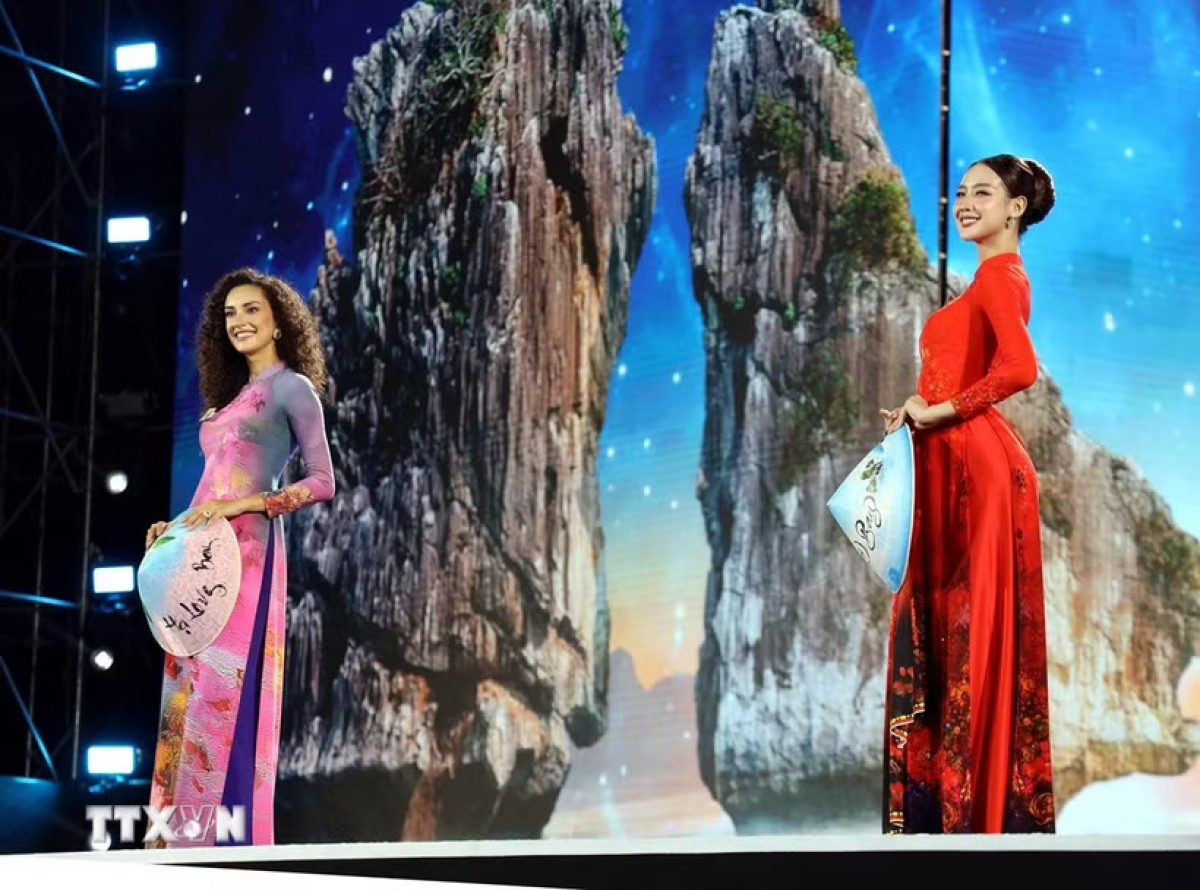 Les 111 candidates présentent l'áo dài vietnamien. Photo: TTXVN
