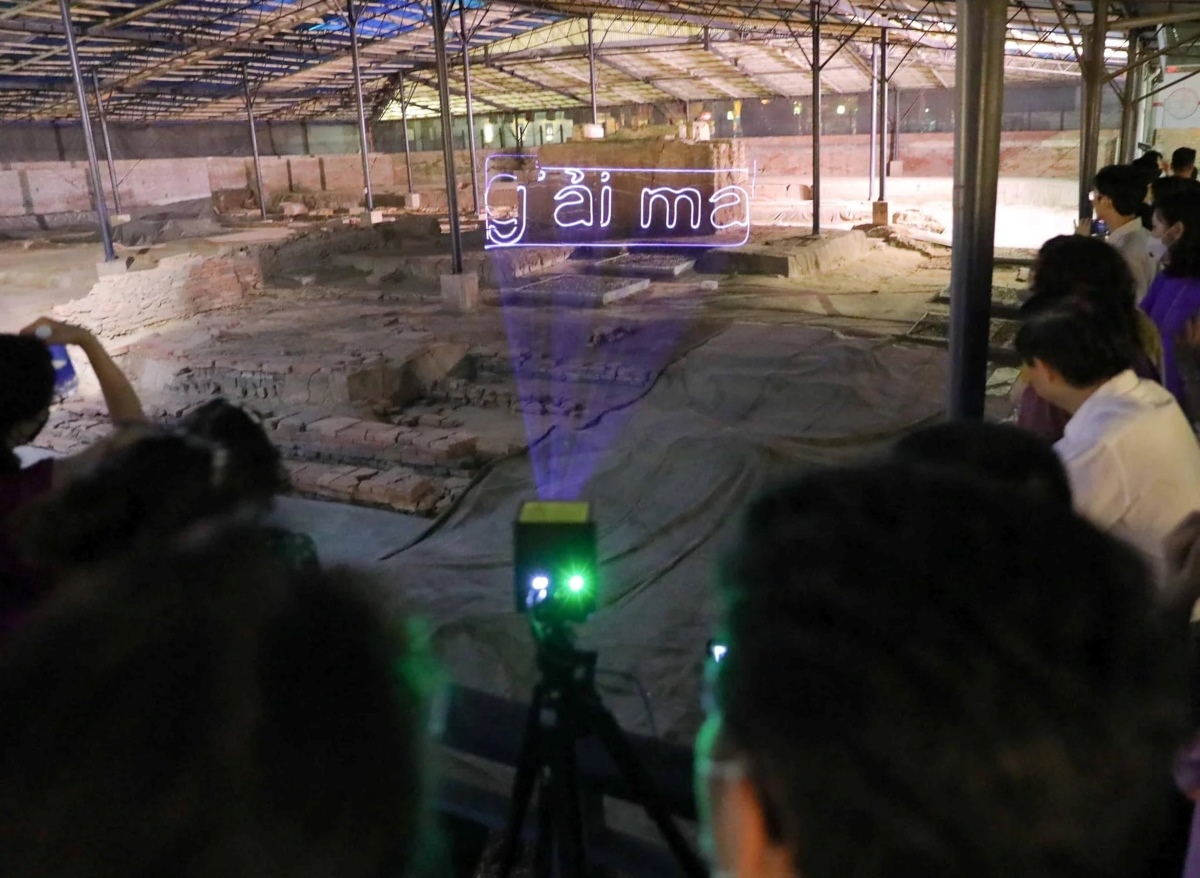 タンロン遺跡で古代の王宮を体験し、貴重な考古学的痕跡について学び、発見された貴重な遺物や文化財を鑑賞する。(写真：VGP)