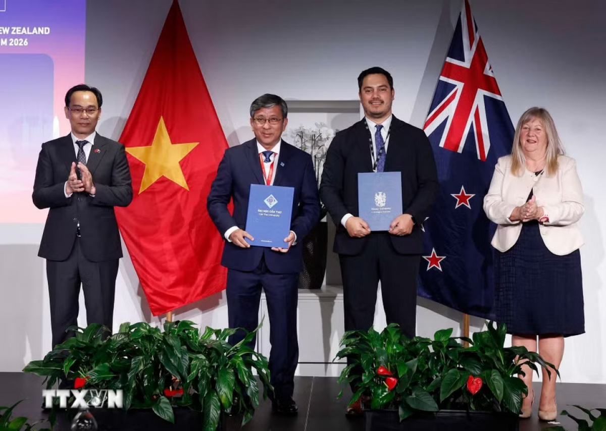 Representatives of both countries exchange cooperation agreements. (Photo: Thong Nhat/VNA)