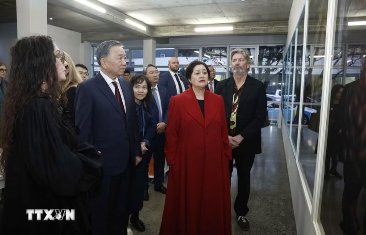 General Secretary and President To Lam and Governor-General of New Zealand Cindy Kiro visit an exhibition of works by renowned photographer Fiona Pardington at the Starkwhite contemporary art gallery in Auckland. (Photo: Thong Nhat/VNA)