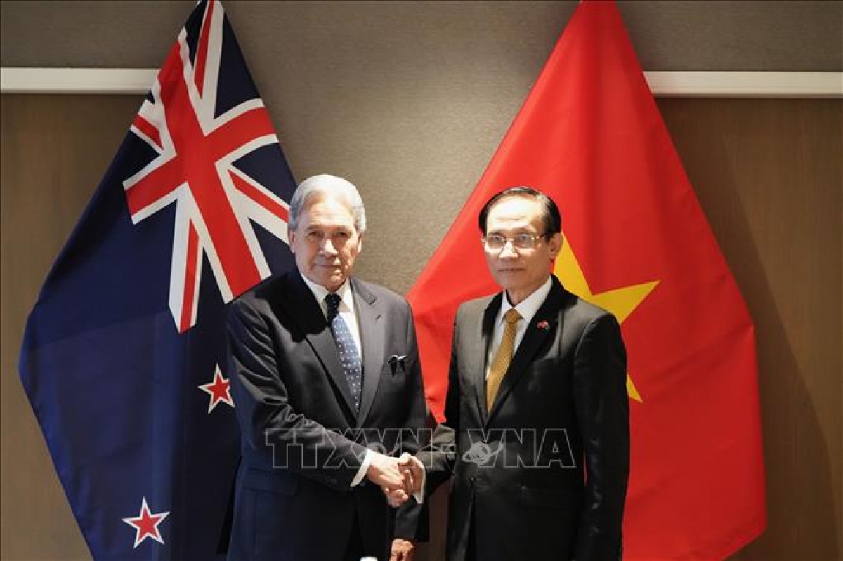 レ・ホアイ・チュン外相（右）と<br>ウィンストン・ピーターズ外相（左）