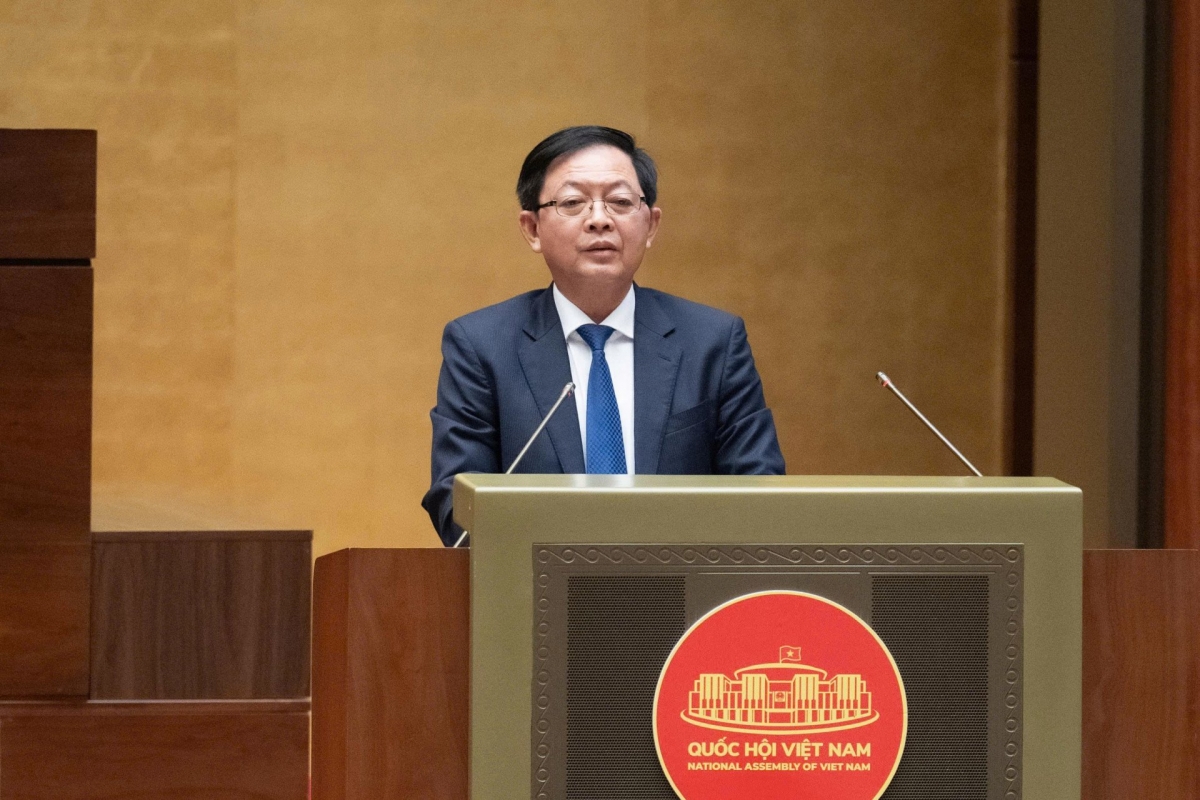 Deputy Prime Minister Ho Quoc Dung answers queries by lawmakers. (Photo: quochoi.vn)