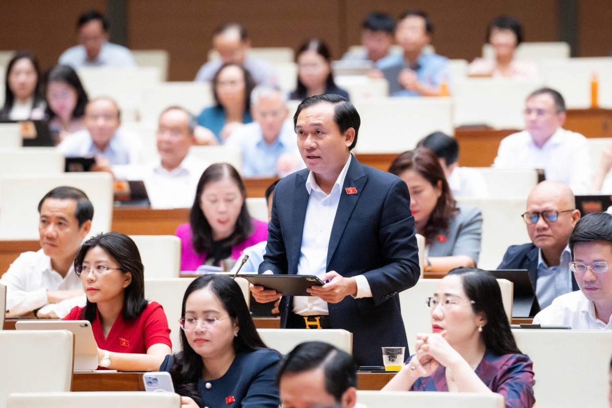 Deputy Bui Thanh Toan of Dak Lak NA delegation speaks at the discussion session. (Photo: quochoi.vn)
