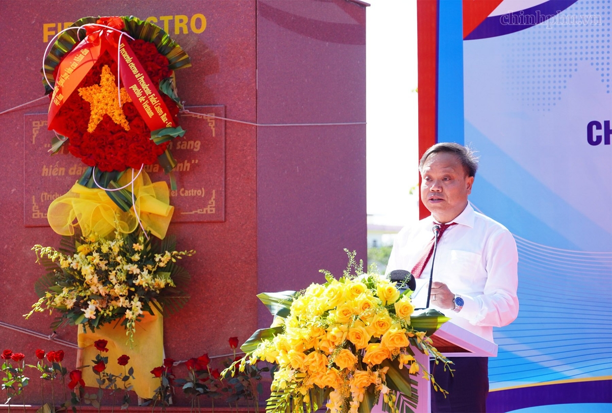 El vicepresidente del Comité Popular de Quang Tri, Le Duc Tien, interviene en el acto conmemorativo. Foto: chinhphu.vn