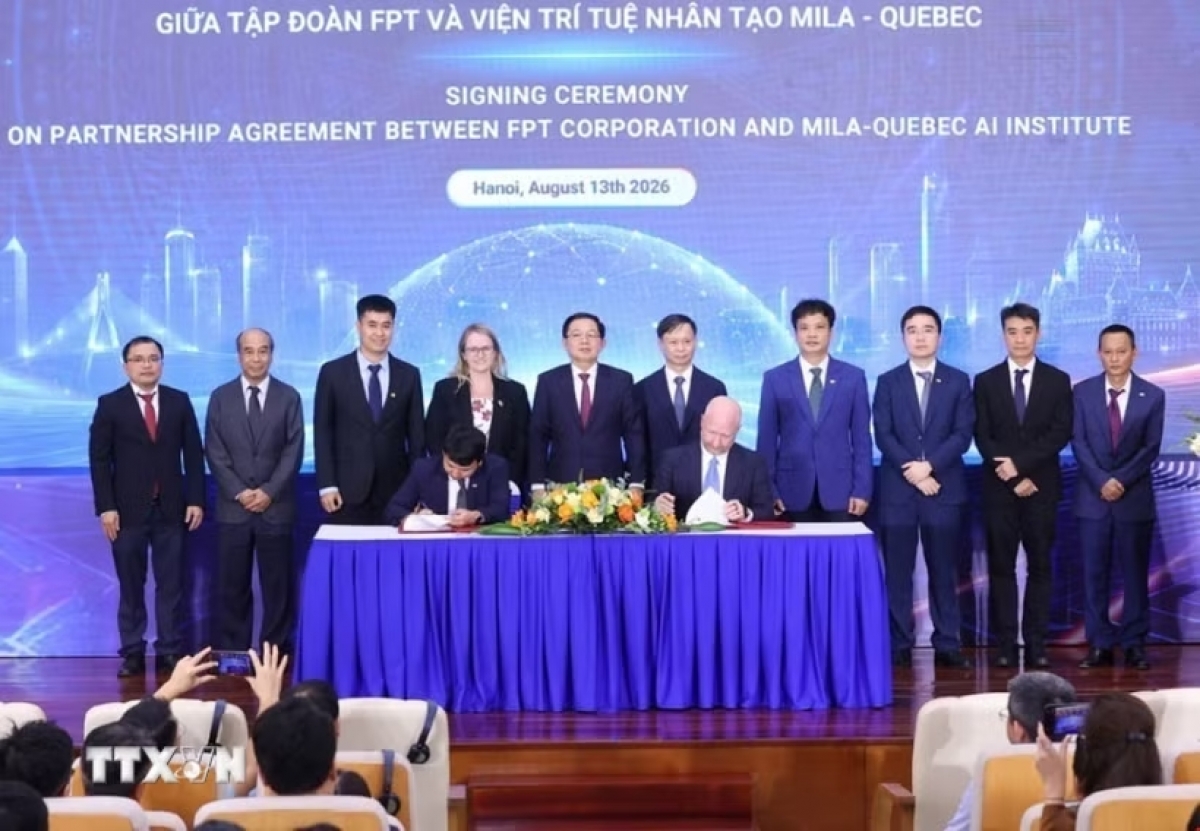 Phó Thủ tướng Hồ Quốc Dũng cùng các đại biểu chứng kiến Lễ ký kết Thỏa thuận hợp tác giữa Tập đoàn FPT và Viện Nghiên cứu Trí tuệ nhân tạo Mila của Canada. Ảnh: Văn Điệp/TTXVN