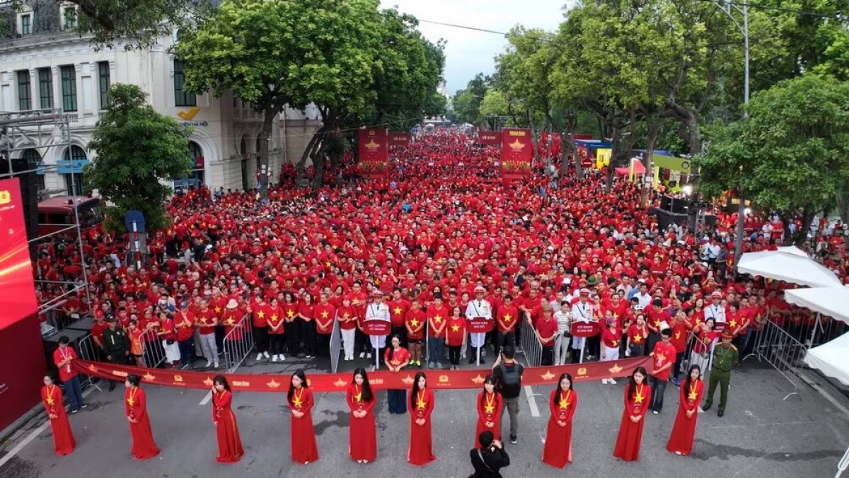 Zahlreiche Menschen nehmen am Joggen „Vorwärts mit Vietnam“ am Hoan-Kiem-See. (Foto: nhandan.vn)