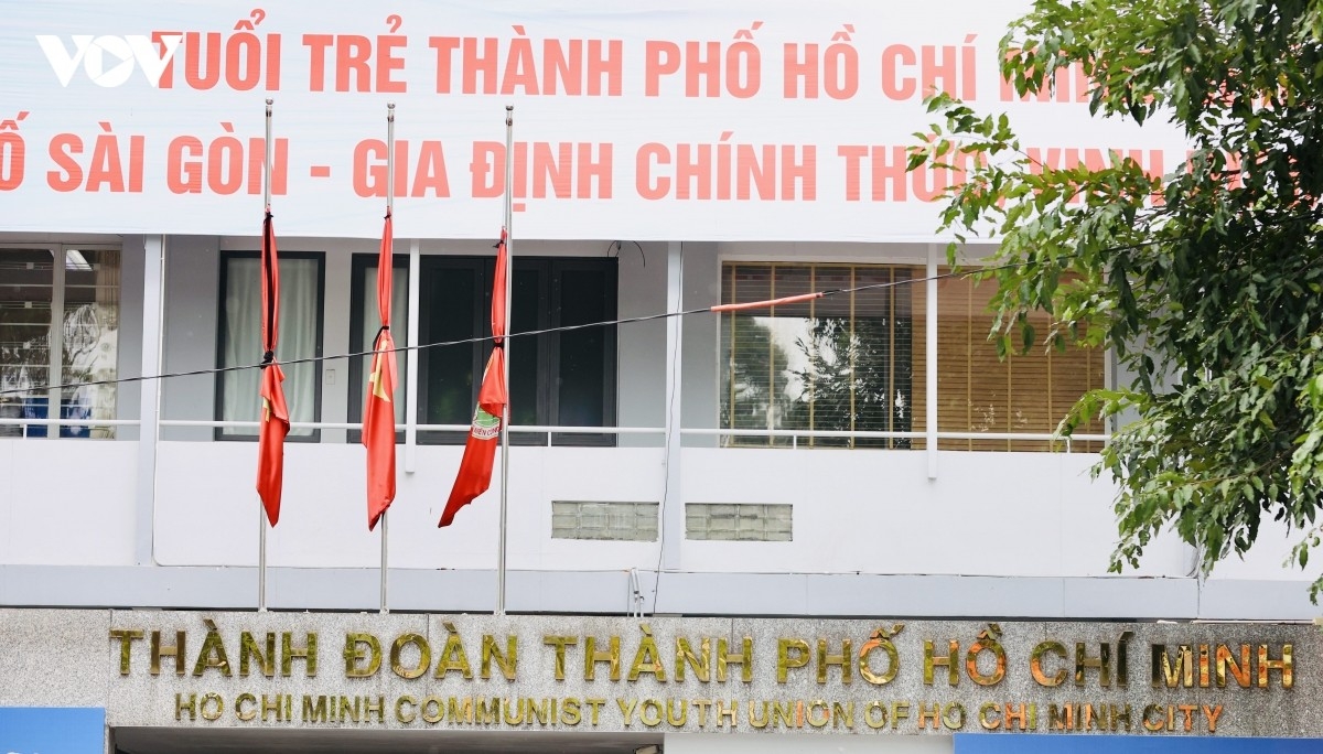 Không khí trang nghiêm tại các trụ sở cơ quan ở TP.HCM trong ngày đầu Quốc tang Chủ tịch Quốc hội Lào Saysomphone Phomvihane.