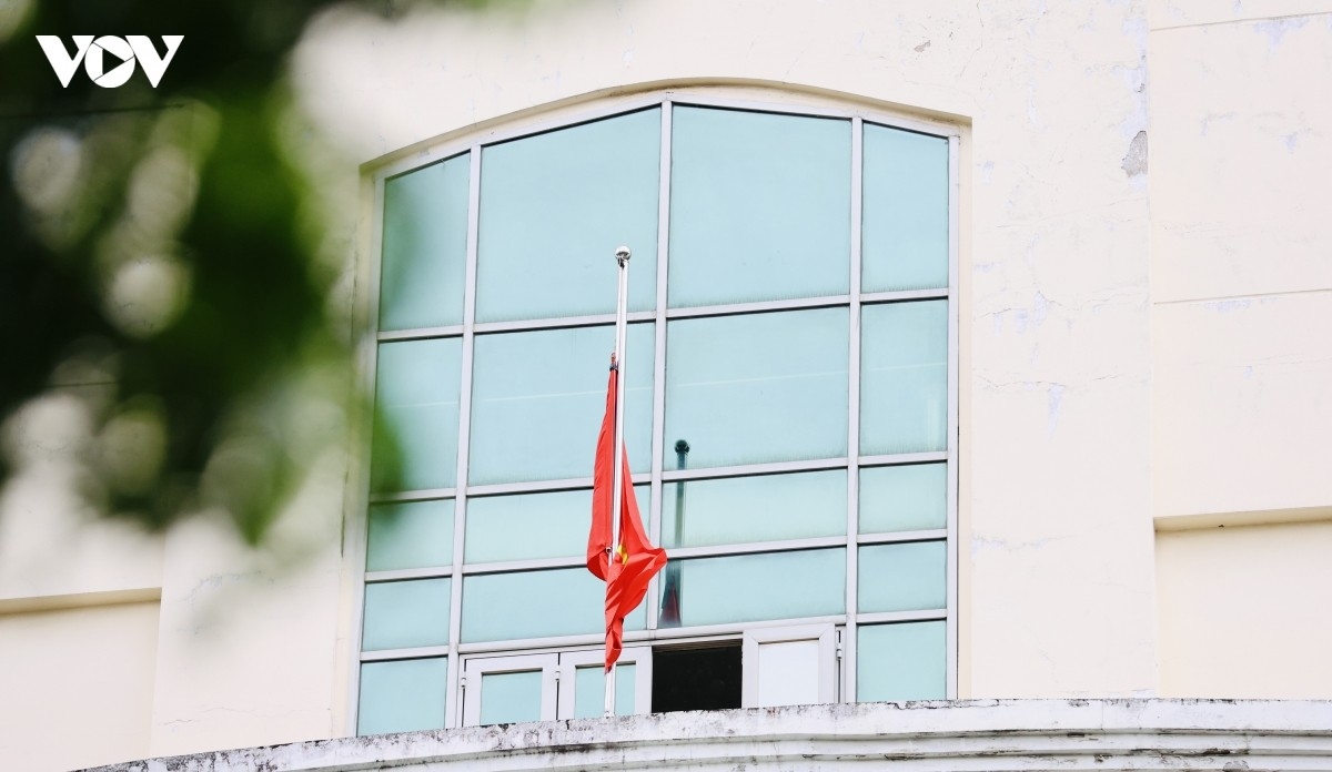Nhiều tòa nhà, trụ sở cơ quan tại TP.HCM đồng loạt treo cờ rủ tưởng niệm Chủ tịch Quốc hội Lào Saysomphone Phomvihane.