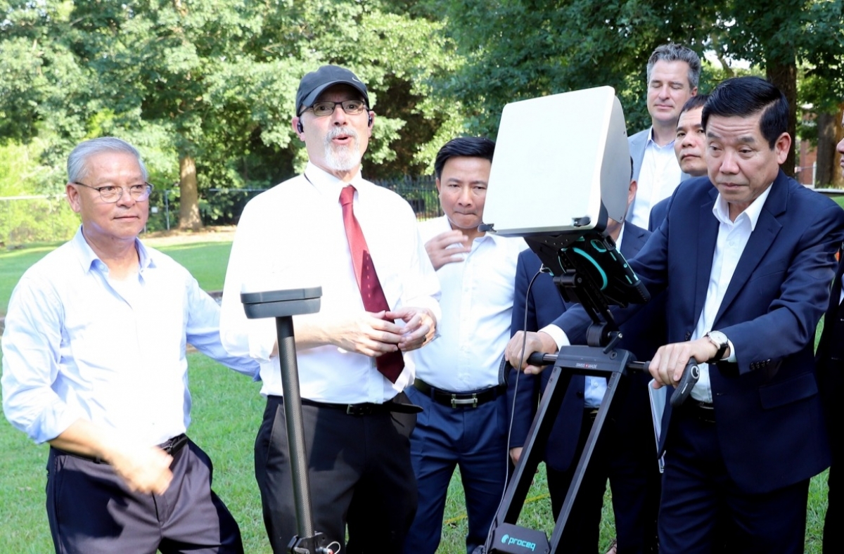 Deputy Defense Minister Nguyen Van Gau explores advanced technologies for locating the remains of fallen soldiers. (Photo: VOV)