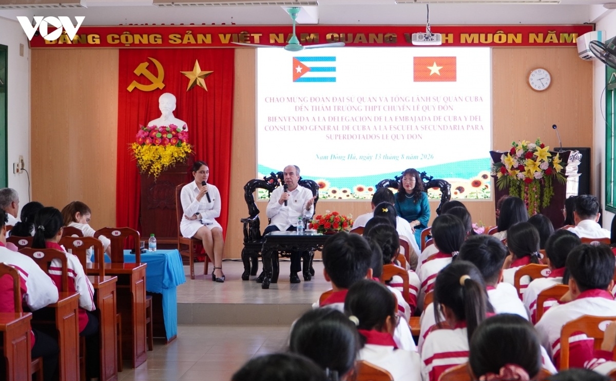 El embajador de Cuba en Vietnam, Rogelio Polanco Fuentes, conversa con los estudiantes del Instituto Especializado Le Quy Don en Quang Tri. Foto: VOV