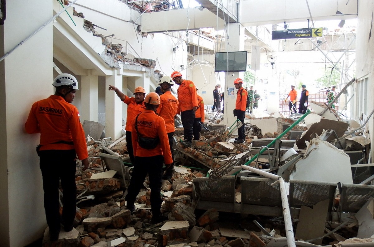 ทีมกู้ภัยอินโดนีเซียเร่งช่วยเหลือผู้ประสบภัย (REUTERS)