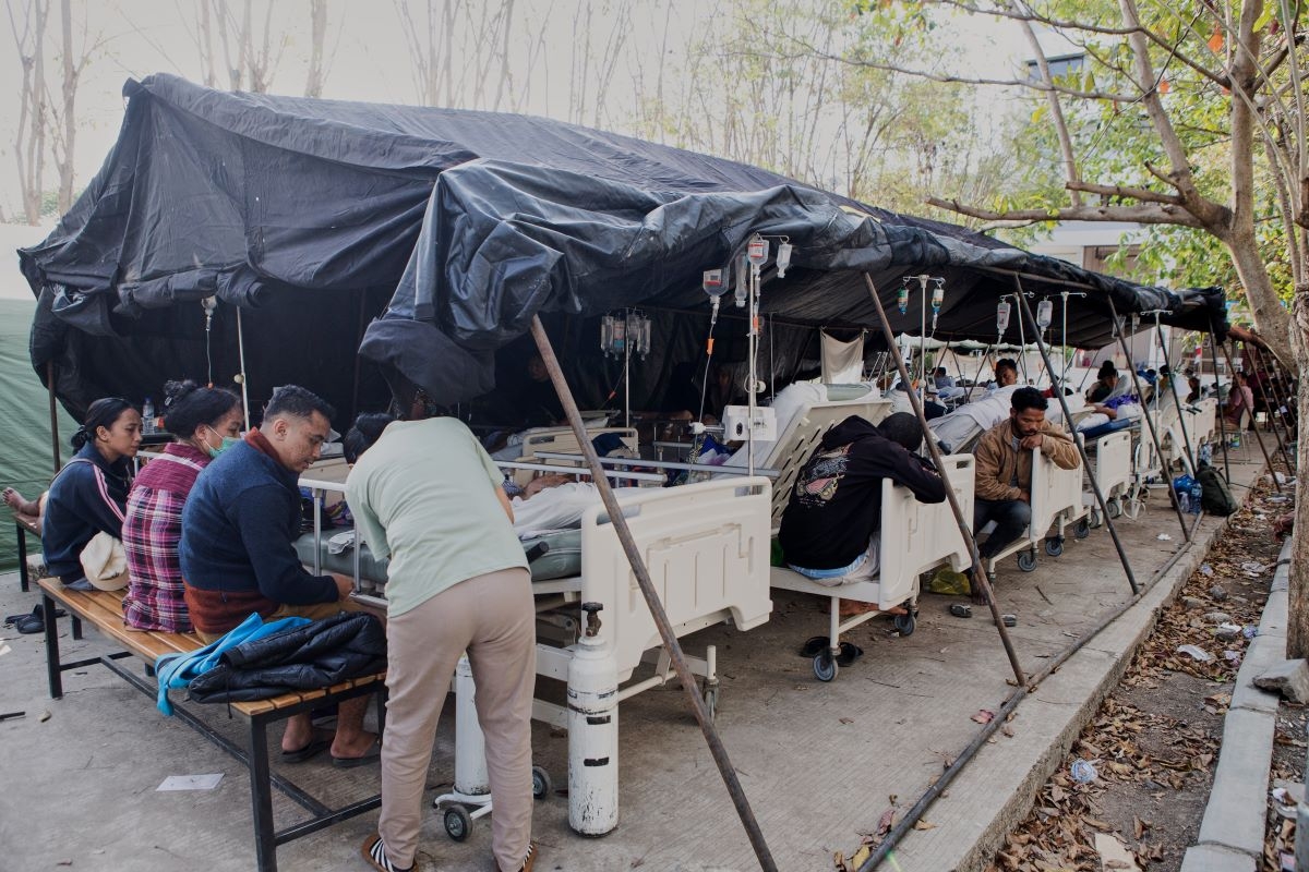 Des patients reçoivent des soins dans une tente de fortune installée à l’extérieur d’un hôpital après un séisme à Labuan Bajo, dans la province de Nusa Tenggara oriental, en Indonésie, samedi 15 août 2026. Photo: AP/Firdia Lisnawati