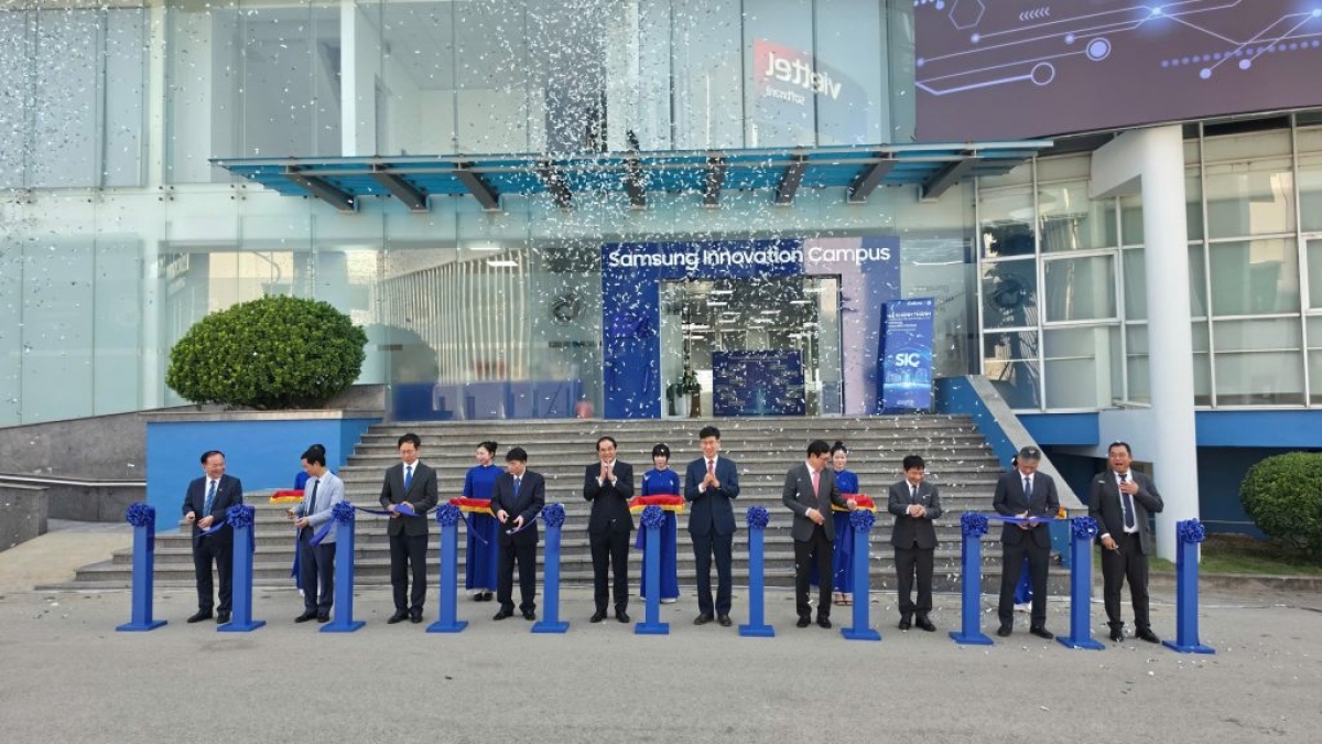 Các đại biểu thực hiện nghi thức cắt băng khánh thành Trung tâm Phát triển nhân tài công nghệ cao Samsung Innovation Campus tại Thái Nguyên. Ảnh: Samsung