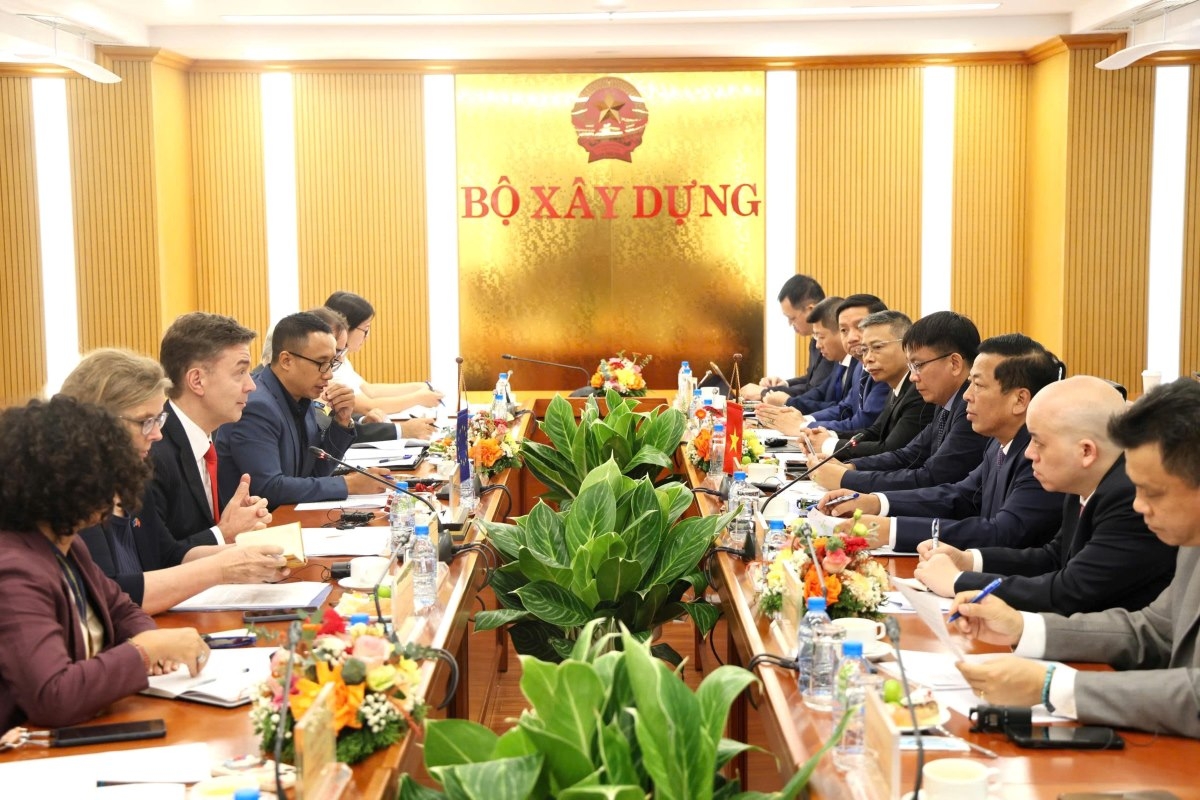 Minister of Construction Tran Hong Minh and Julien Guerrier, Ambassador of the European Union (EU) Delegation to Vietnam, discuss potential areas for bilateral cooperation. (Photo: baoxaydung.vn)