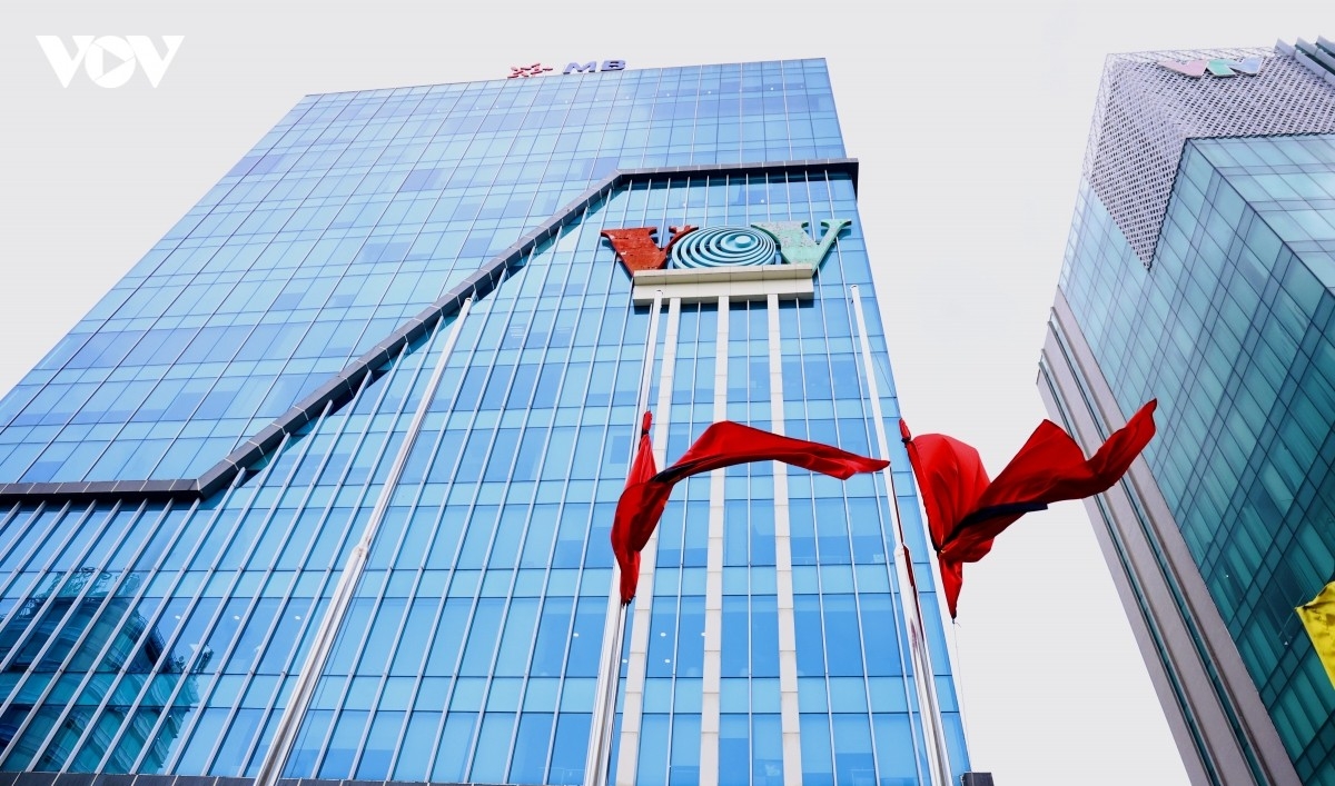 Cờ rủ với dải băng đen trước toà nhà Cơ quan thường trú Đài Tiếng nói Việt Nam (VOV) tại TP.HCM.