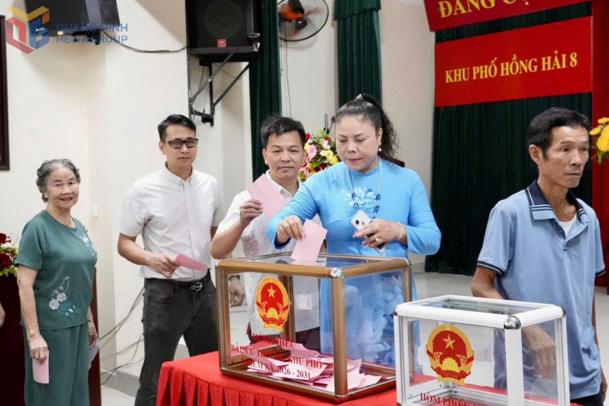 Para pemilih Zona Permukiman Hong Hai 8, Kecamatan Ha Long memberikan kepercayaan melalui suara pemilihan kepala zona permukiman (foto: baoquangninh.vn)
