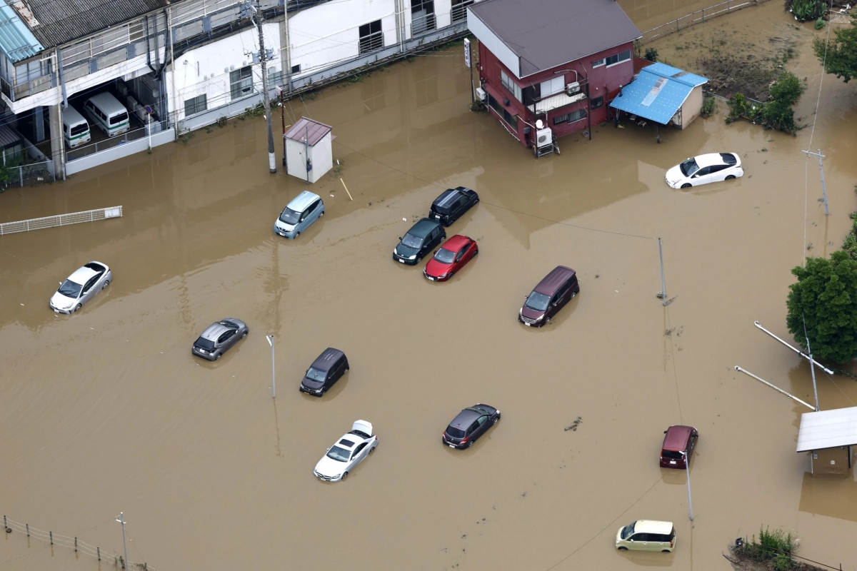 2026年8月14日、日本・千葉県大網白里市で、大雨により冠水した車両（写真：Kota Endo/Kyodo News via AP）