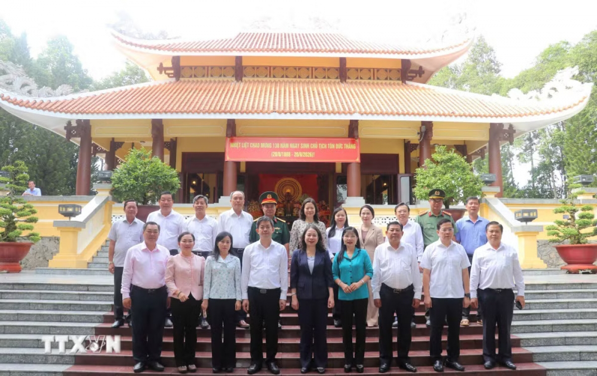 Vize-Staatspräsidentin Vo Thi Anh Xuan und ihre Delegation posieren für ein Foto vor der Gedenkstätte des Präsidenten Ton Duc Thang in der Gemeinde My Hoa Hung in der Provinz An Giang. (Foto: Cong Mao/VNA)