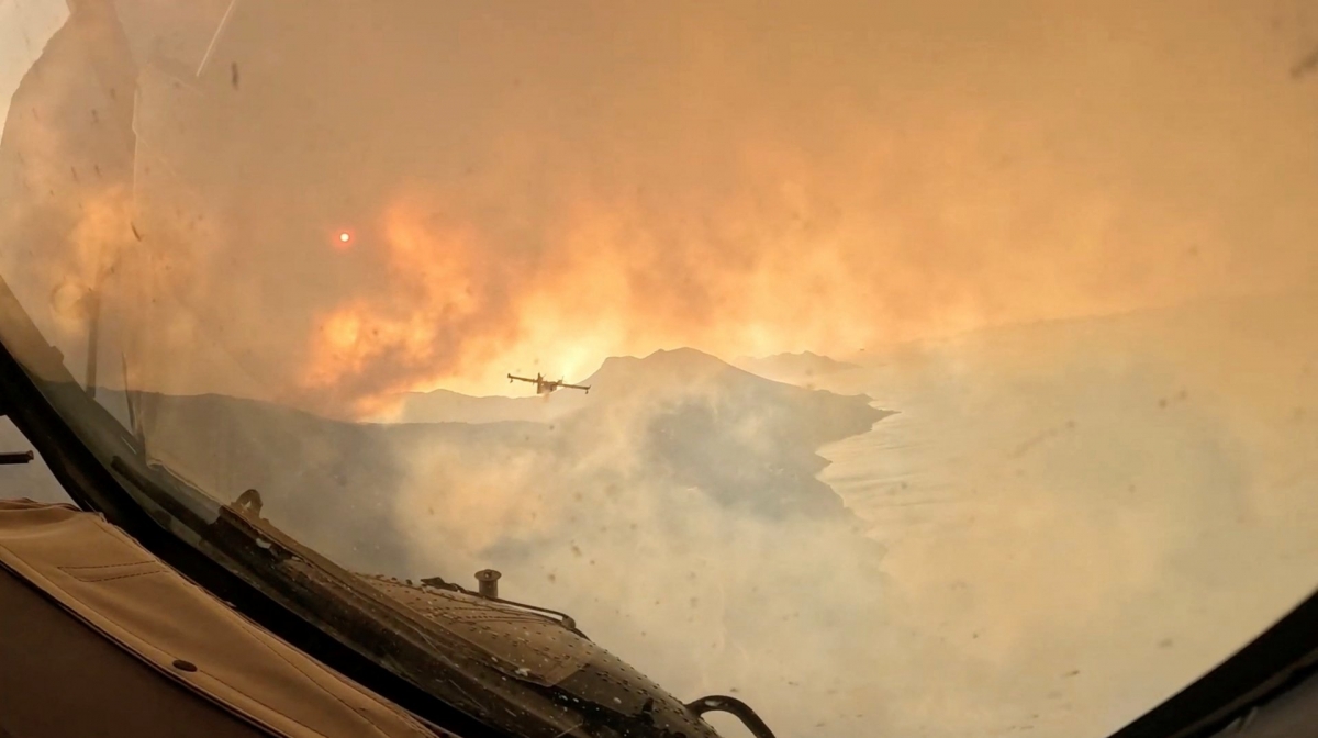 2026年8月14日に公開された映像より、クロアチア・ダルマチア地方の山火事現場上空を飛行する消火航空機（写真：Croatian Ministry of Defence/Handout via REUTERS）