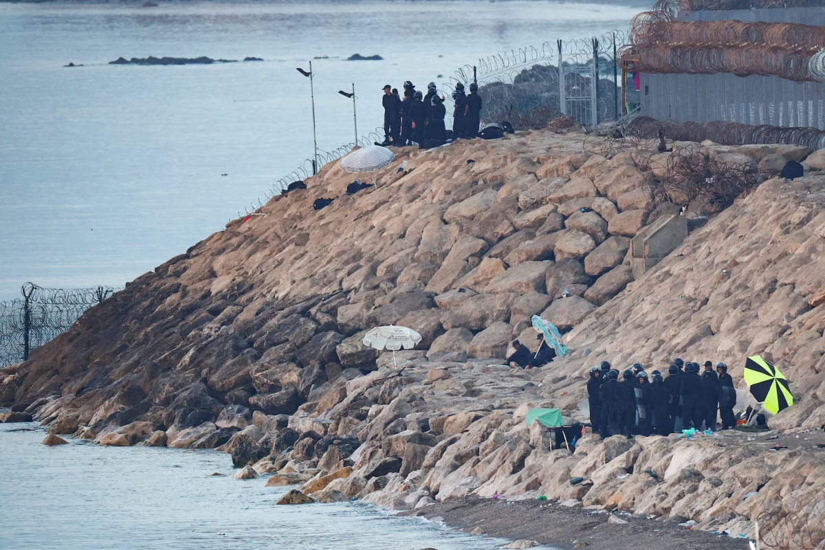 Pasukan keamanan Maroko membela pantai di wilayah perbatasan dengan Spanyol pada 15 Agustus (Foto: REUTERS/Pedro Nunes)