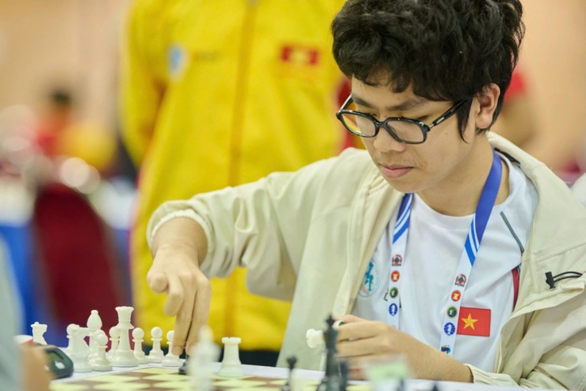 El joven ajedrecista vietnamita Dau Khuong Duy ganó la medalla de oro en la competición de ajedrez rápido sub-16. Foto: AAG