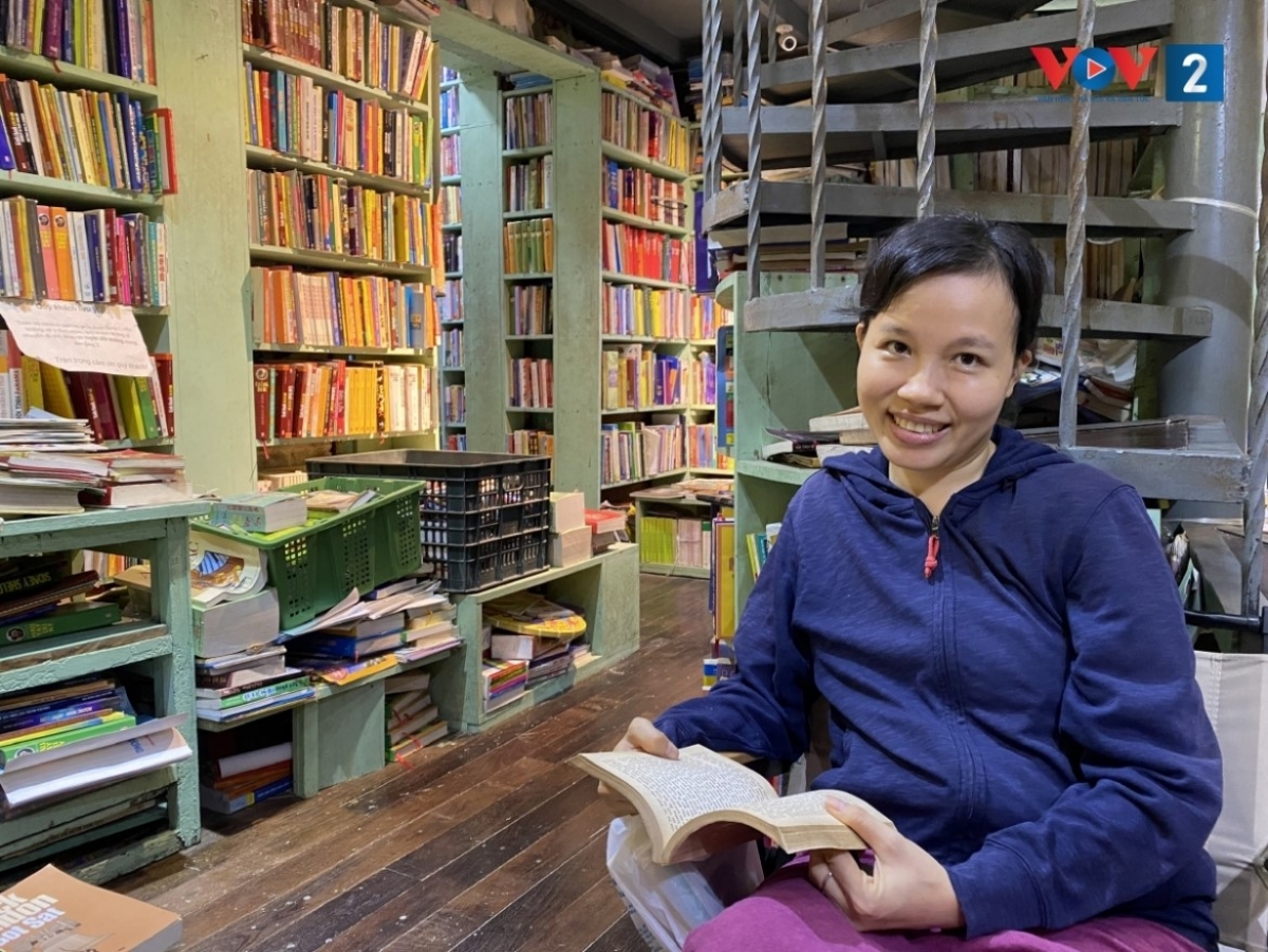 Thanh Binh, une cliente fidèle de la librairie Mao. Photo: Y Diu/VOV2