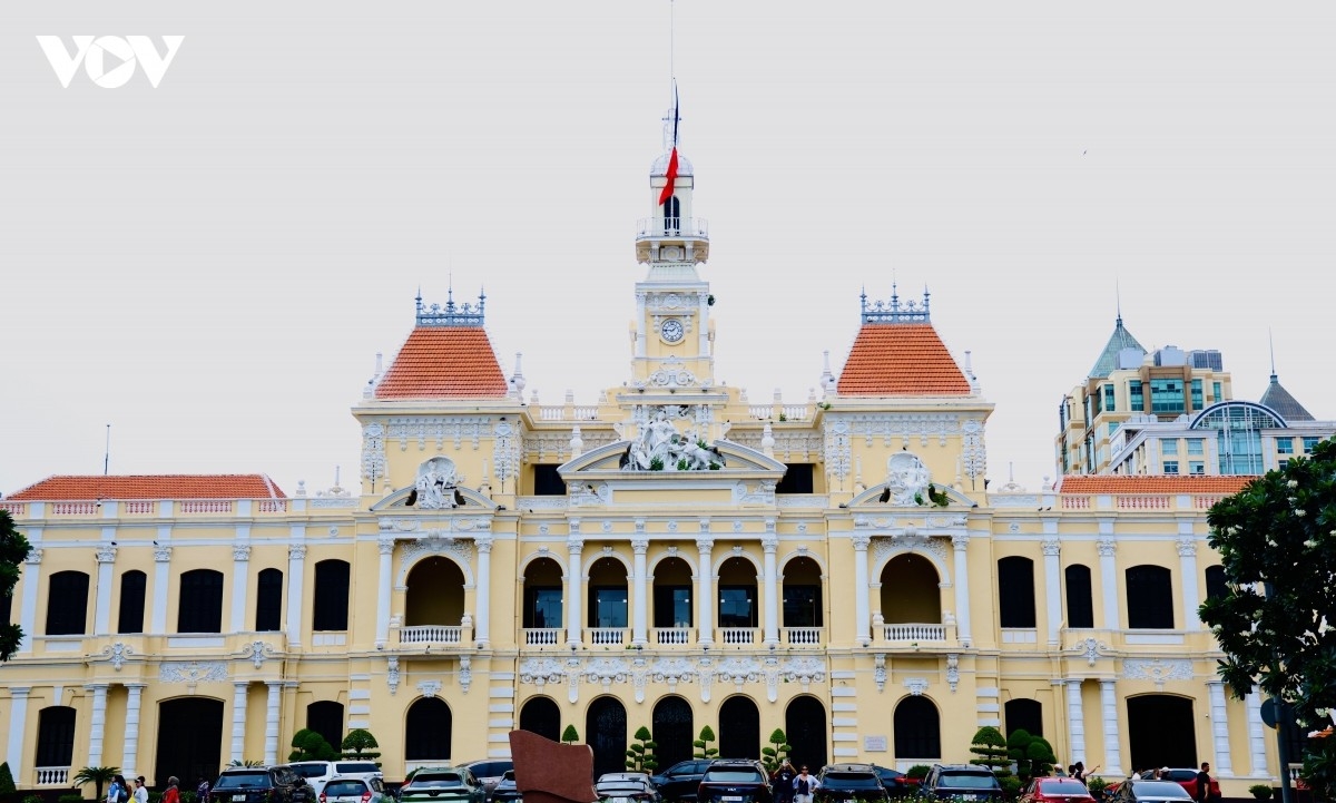 Trong thời gian Quốc tang, các cơ quan, công sở trên địa bàn TP.HCM và cả nước cùng các cơ quan đại diện Việt Nam ở nước ngoài treo cờ rủ, có dải băng tang theo quy định; các hoạt động vui chơi, giải trí công cộng không được tổ chức.