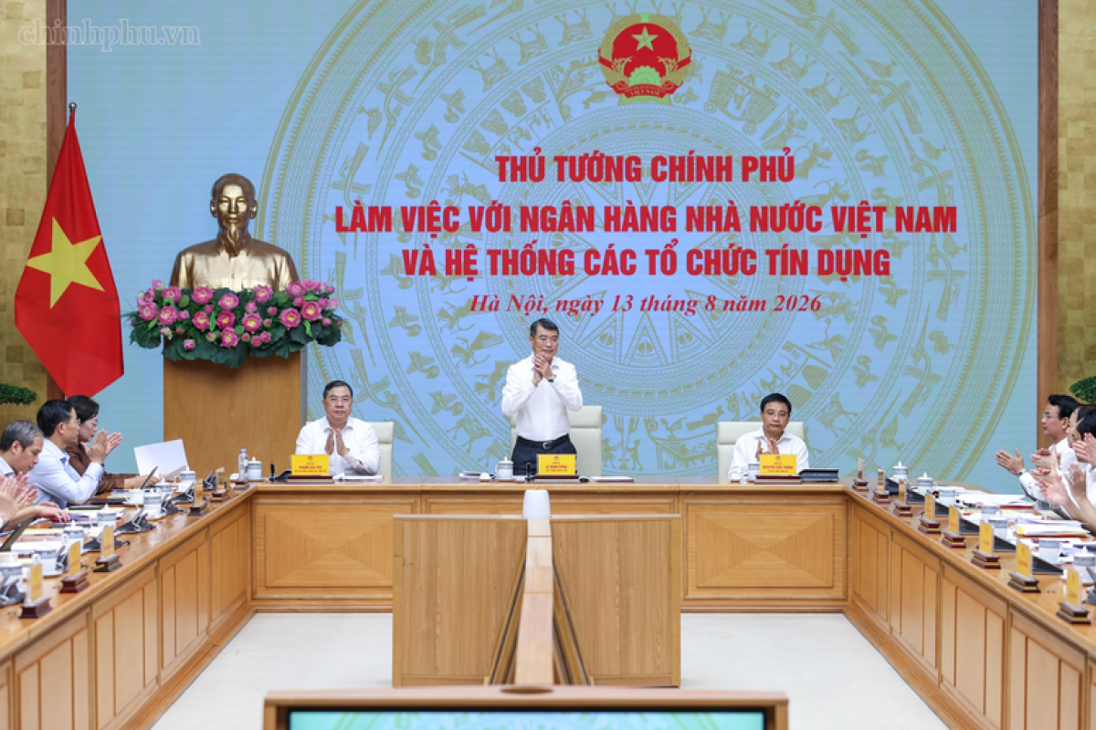 Premierminister Le Minh Hung bei der Tagung mit der Staatsbank in Hanoi. (Foto: VGP/Nhat Bac)