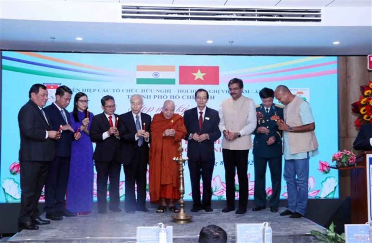 Delegates carry out candle lighting ceremony - an Indian traditional ritual - at the opening ceremony (Photo: Xuan Khu/VNA)