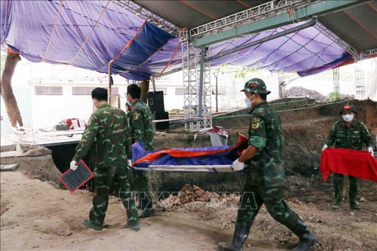 The remains of a fallen soldier is transported to the analysis area to collect samples for identity testing. (Photo: Xuan Khu/VNA)