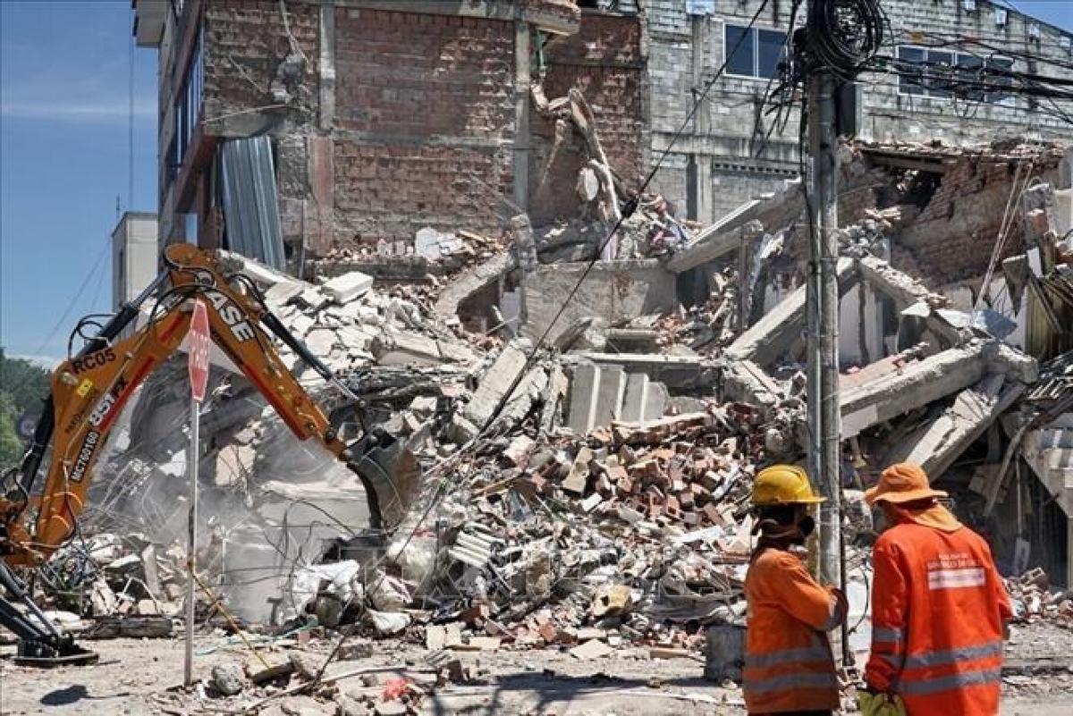 2026年8月12日、コロンビア・カリで、地震後のがれきの中から被災者を捜索する救助隊（写真：THX/TTXVN）