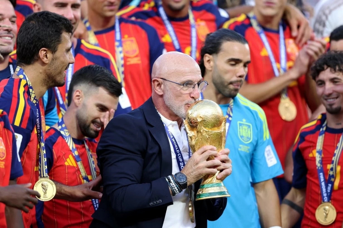 La segunda coronación de España en la Copa del Mundo le debe mucho al estratega Luis de la Fuente, quien ha construido un estilo de juego técnico basado en la filosofía de dominio del balón del fútbol español. Foto: vietnam.vn