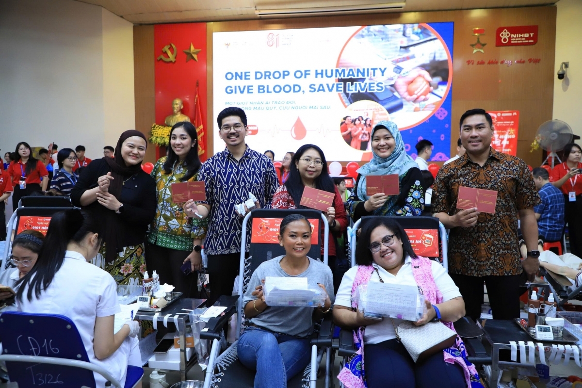 Para staf KBRI di Hanoi peserta program donor darah kemanusiaan yang diselenggarakan dalam rangkaian kegiatan peringatan HUT ke-81 Hari Kemerdekaan 
