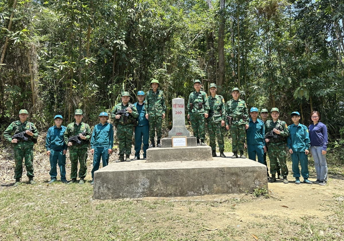 Các lực lượng và người dân xã Thanh Thủy tham gia tuần tra tuyến biên giới trên địa bàn.