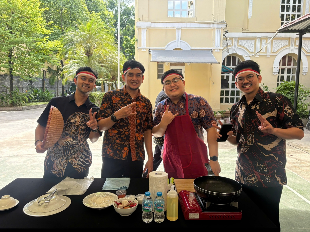 Tim peserta lomba memasak yang disenggarakan oleh KBRI di Hanoi 