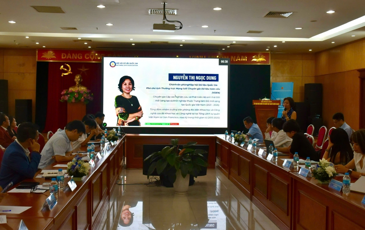 bà Nguyễn Ngọc Dung, Chánh văn phòng Hiệp hội dữ liệu quốc gia, Phó Chủ tịch thường trực Mạng lưới chuyên gia dữ liệu toàn cầu, trình bày tham luận.