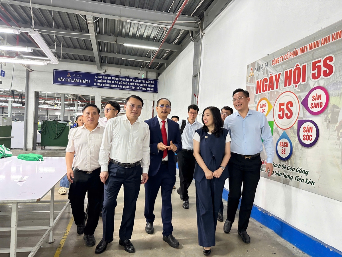 Đoàn công tác thăm Công ty Cổ phần May Minh Anh - Kim Liên.