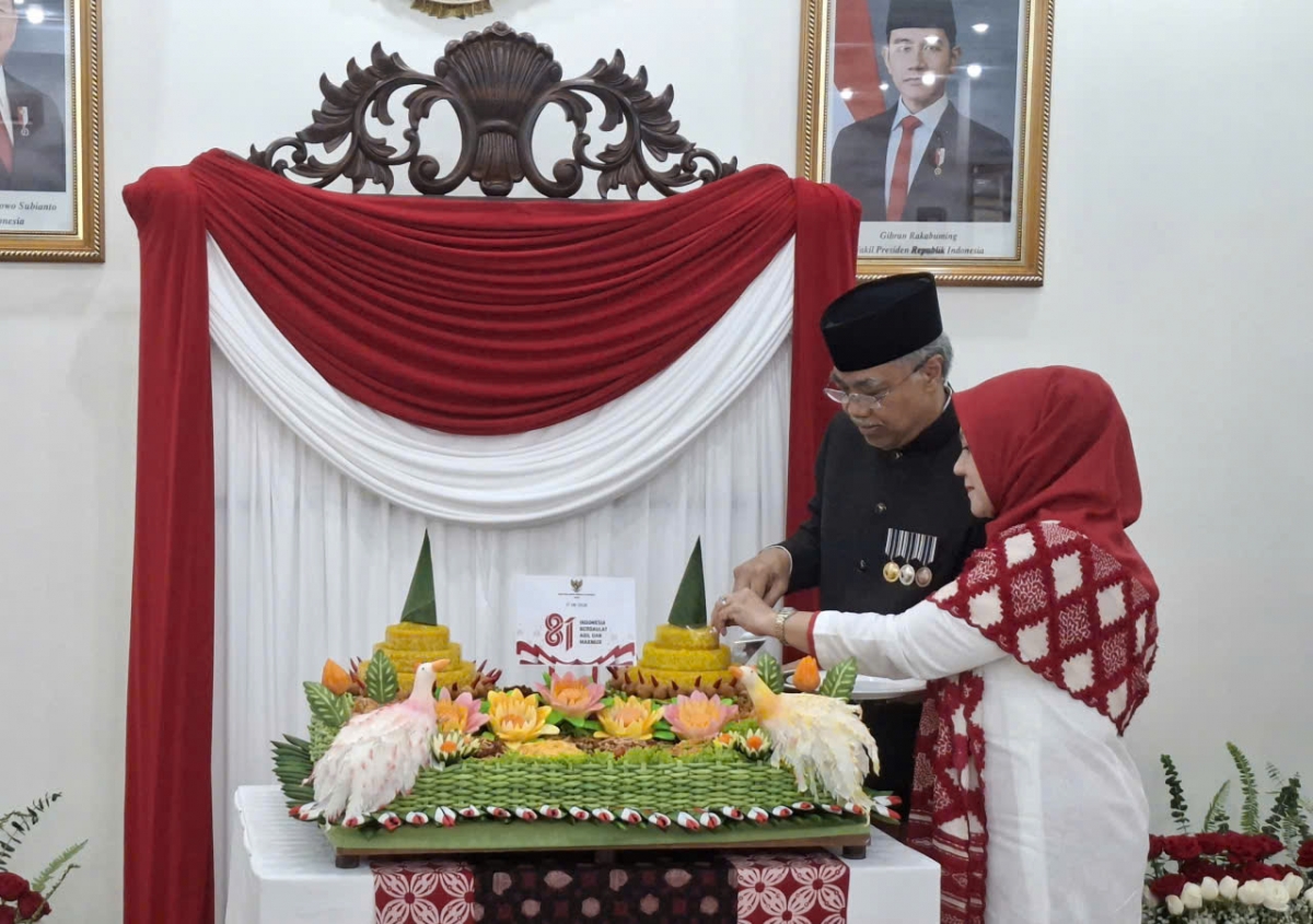 Prosesi pemotongan Nasi Tumpeng. Foto: VOV