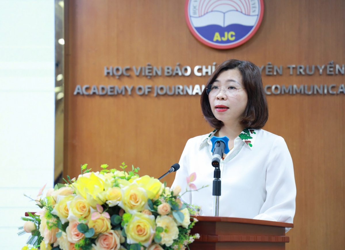 PGS.TS. Nguyễn Thị Trường Giang, Phó Giám đốc Học viện Báo chí và Tuyên truyền, trình bày tham luận tại hội thảo.