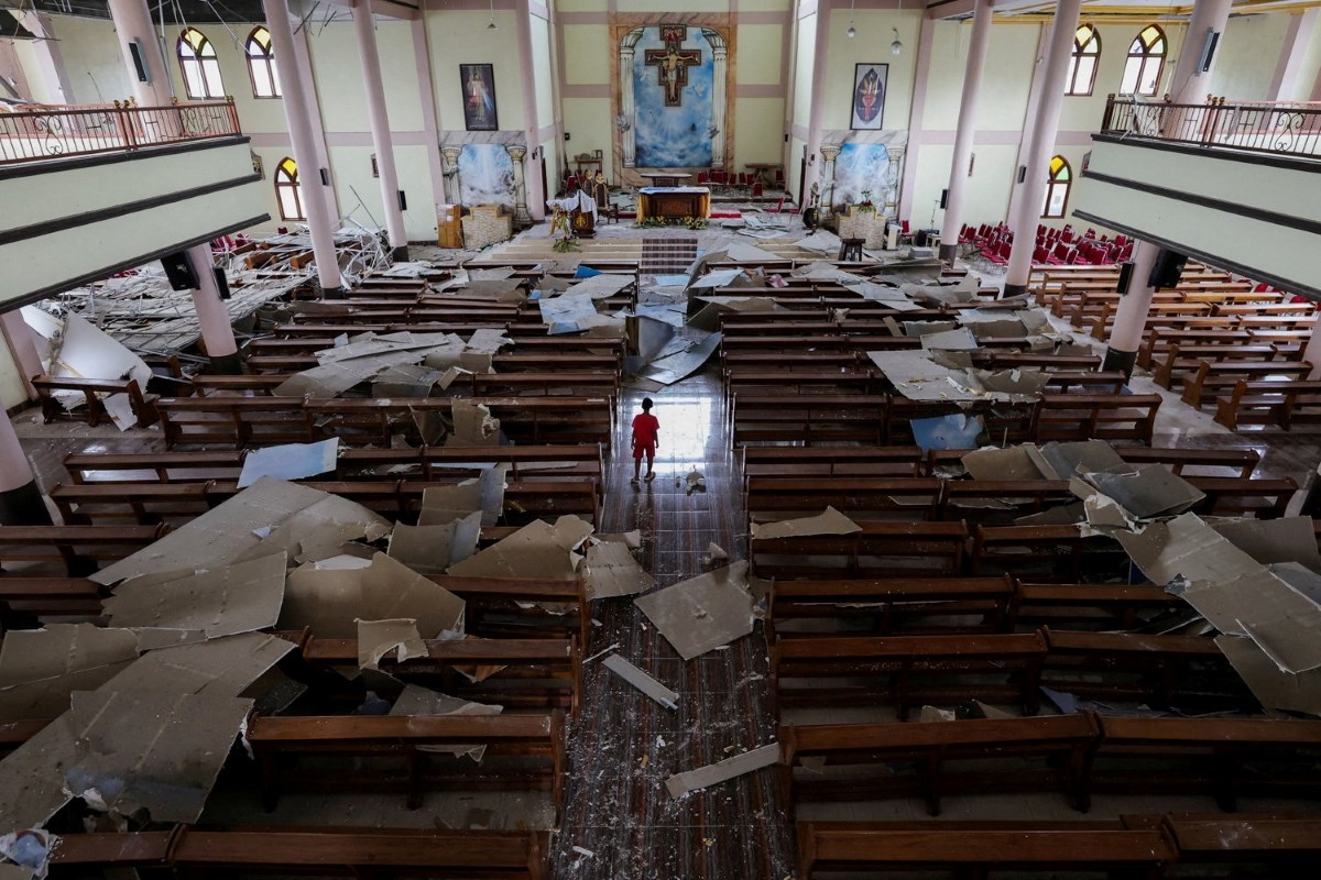 Warga berpartisipasi dalam acara menyalakan lilin untuk memperingati para korban gempa bumi 10 Agustus di Cali, Kolombia, pada 17 Agustus 2026. Foto: REUTERS/Sergio Acero