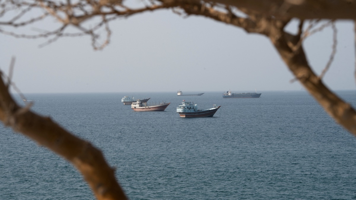 Embarcaciones navegan en las proximidades del estrecho de Ormuz, vistas desde Musandam, Omán, el 17 de agosto de 2026. Foto: REUTERS/Stringer