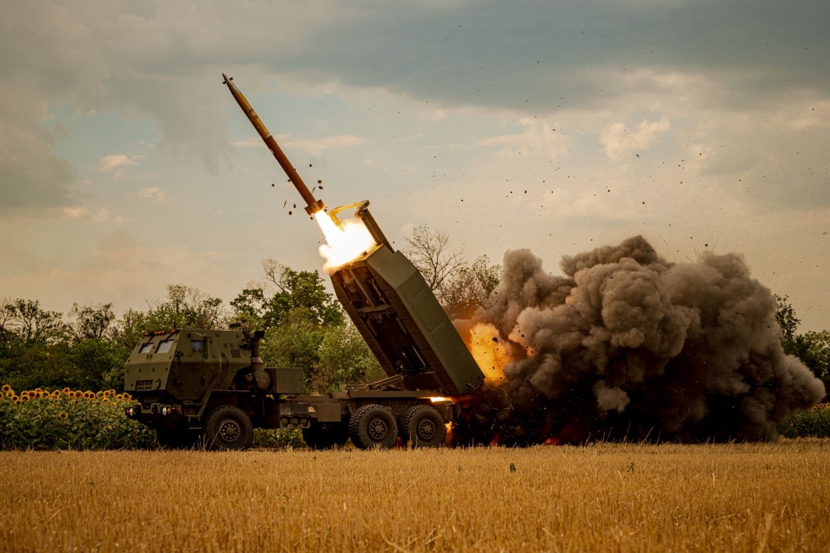 Un sistema HIMARS dispara cohetes contra posiciones rusas en el frente del este de Ucrania, el 8 de agosto de 2026. Foto: AP/Dan Bashakov
