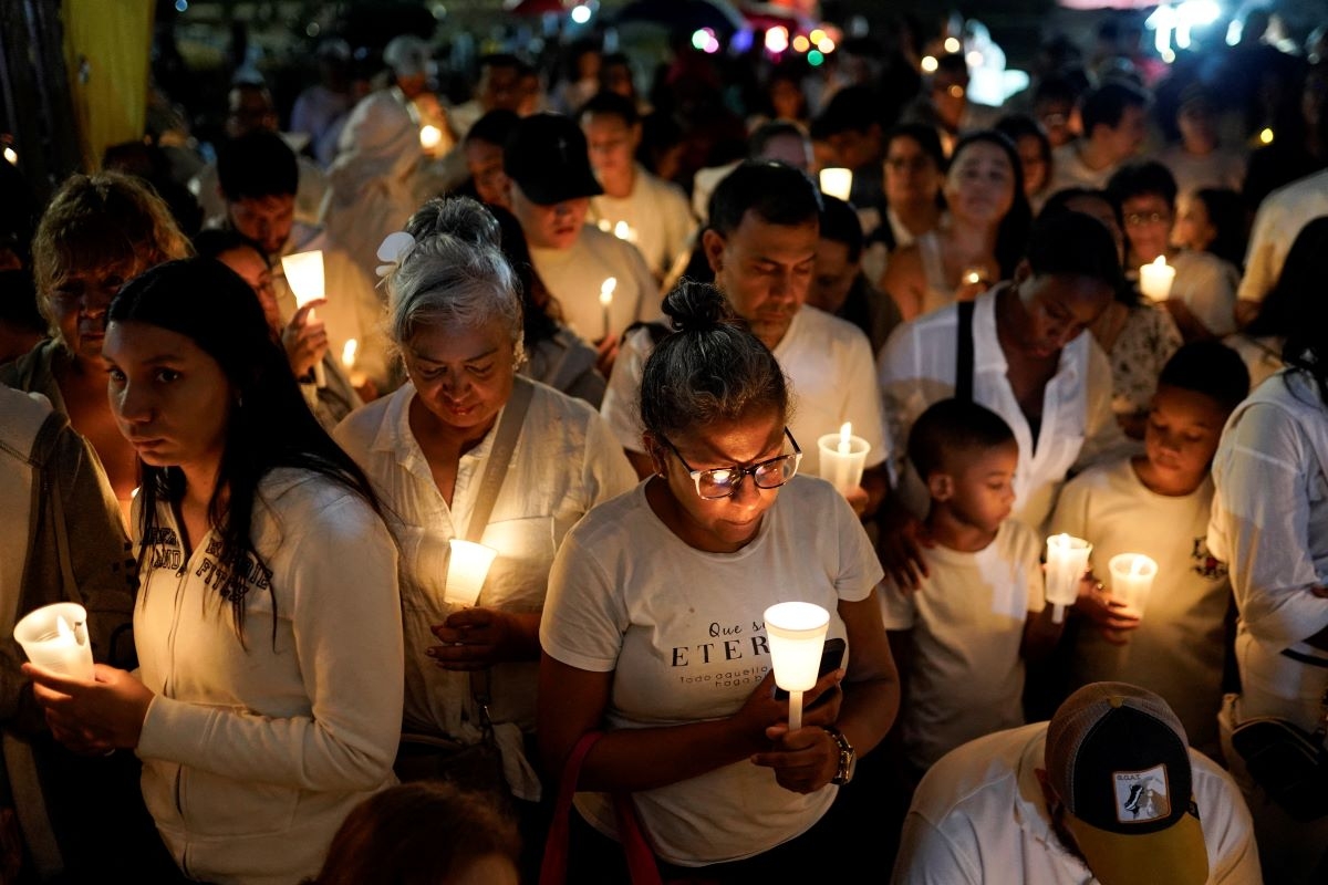 People attend a candlelight vigil in memory of the victims of the August 10 earthquake, in Cali, Colombia, August 17, 2026. (Photo: REUTERS/Sergio Acero)