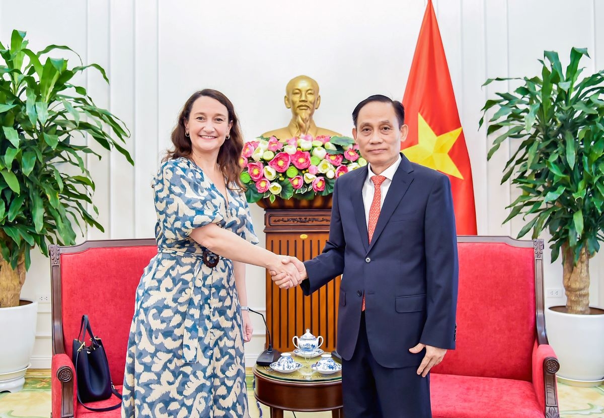 El ministro de Relaciones Exteriores de Vietnam, Le Hoai Trung, y la viceministra de Relaciones Exteriores de Uruguay, Valeria Csukasi Cabrera. Foto: mofa.gov.vn
