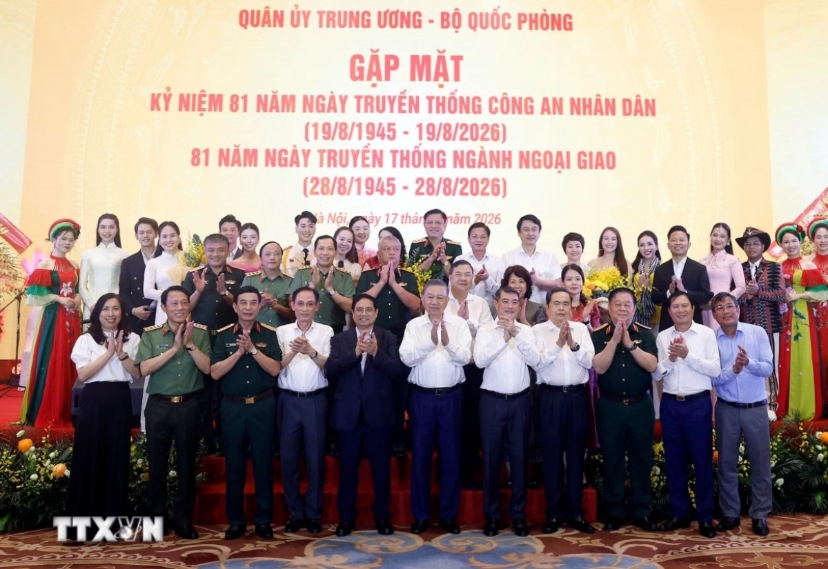 Party General Secretary and President To Lam and the delegates attend the gathering. (Photo: VNA)