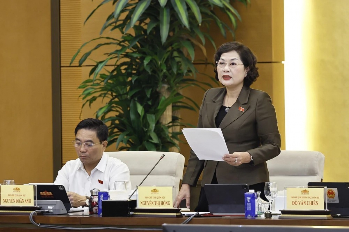 발표하는 응우옌 티 홍 국회부의장 (사진: 베트남 통신사)